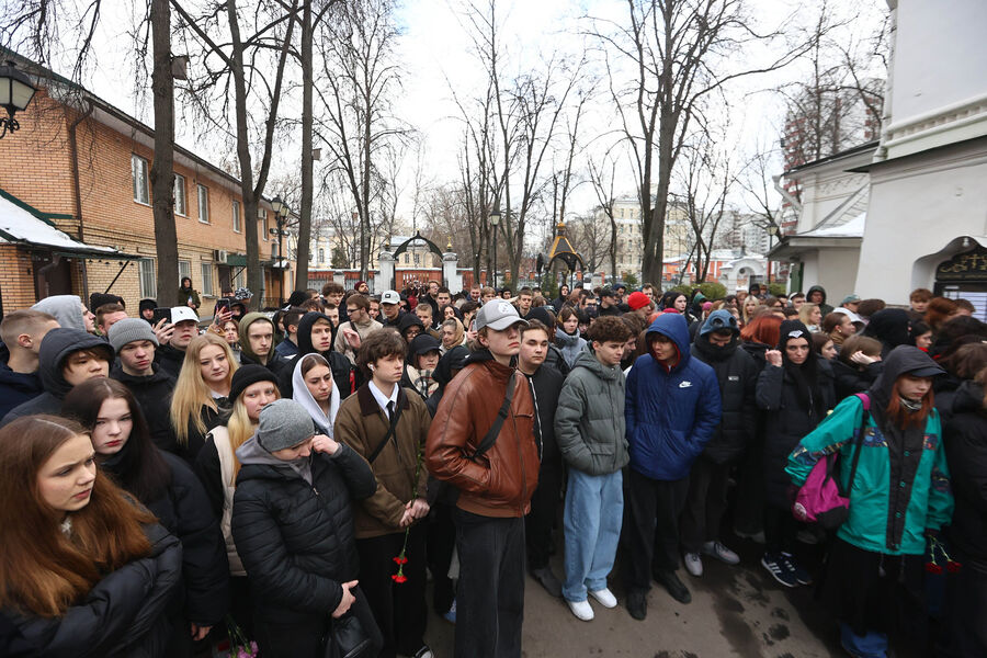 Церемония прощания с&nbsp;рэпером Пашей Техником в&nbsp;храме Петра и Павла в&nbsp;Лефортово в&nbsp;Москве, 11&nbsp;апреля 2025&nbsp;года