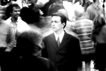 <b>«Преследование» (1999)</b>
<br><br>
Дебютный полный метр Нолана — с фирменным для режиссера нелинейным повествованием. И в то же время самая малоизвестная работа британца (не считая короткометражек). «Преследование», в котором домушник берет под свое крыло молодого писателя, естественно, не может побороться с последующими дорогущими проектами своего же уже заматеревшего автора.