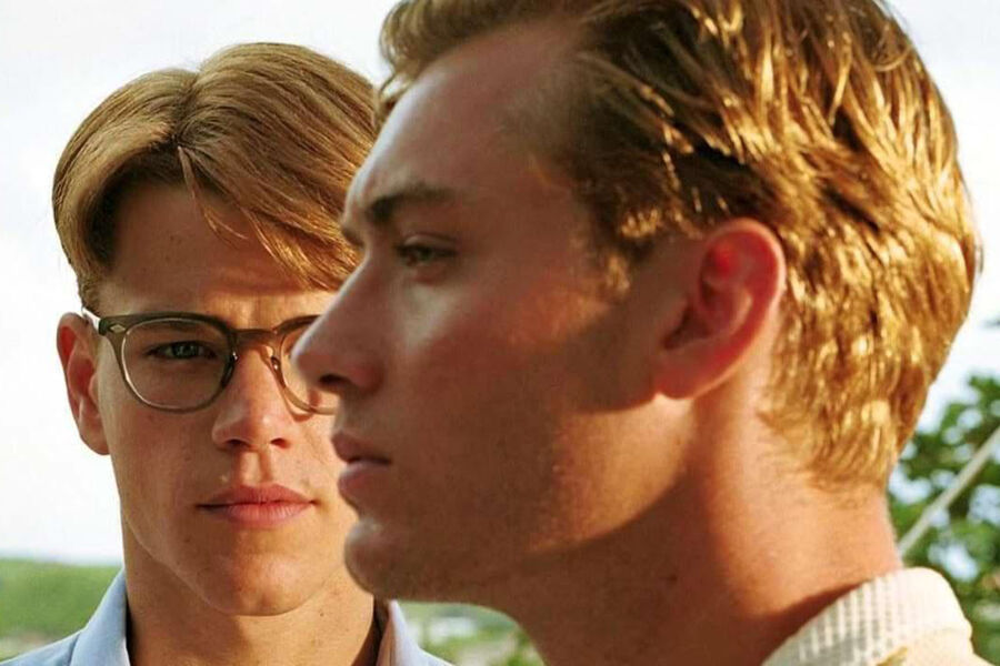<b>«Талантливый мистер Рипли» (2000)</b>
<br><br>
Рипли — небогатый молодой человек, которого нью-йоркский магнат отправляет в&nbsp;Италию, чтобы парень убедил его сына Дики прекратить прожигать жизнь и вернуться в&nbsp;США. Рипли называется сокурсником Дики по&nbsp;Принстону, заводит дружбу с&nbsp;ним и его девушкой. А вскоре становится одержим образом жизни Дики и начинает им притворяться.