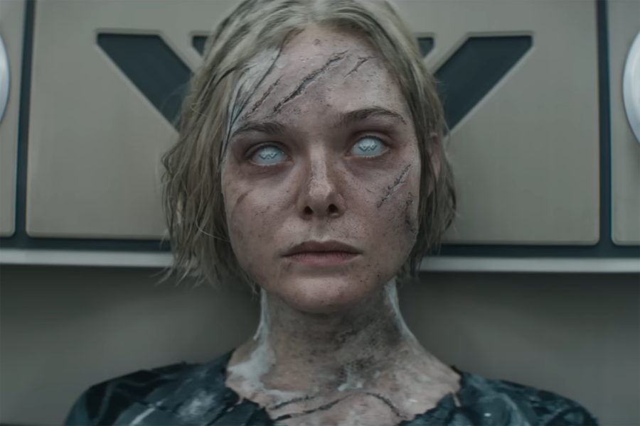 <b>«Хищник: Планета смерти» (Predator: Badlands), реж. Дэн Трахтенберг</b>
<br><br>
<b>Где и когда смотреть:</b> в&nbsp;мировом прокате &mdash; с&nbsp;7 ноября
<br><br>
Третий проект режиссера Дэна Трахтенберга («Кловерфилд, 10») во вселенной «Хищника» после фильма «Добыча» и анимационного альманаха «Хищник: Убийца убийц». Сюжет «Планеты смерти» рассказывает о&nbsp;молодом хищнике-изгое Дэке (Димитриус Шустер-Колоаматанги), который объединяется с&nbsp;андроидом Тией (Эль Фэннинг) и отправляется в&nbsp;опасное путешествие по&nbsp;родной планете. Подробнее о&nbsp;«Добыче» мы писали <a href="//www.gazeta.ru/culture/2022/08/07/15236114.shtml"><b>здесь</b></a>.
