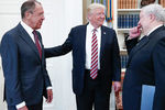 Министр иностранных дел РФ Сергей Лавров, президент США Дональд Трамп и посол РФ в США Сергей Кисляк во время встречи в Белом доме