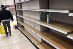 Пустые полки в одном из магазинов в Милане, 23 февраля 2020 года