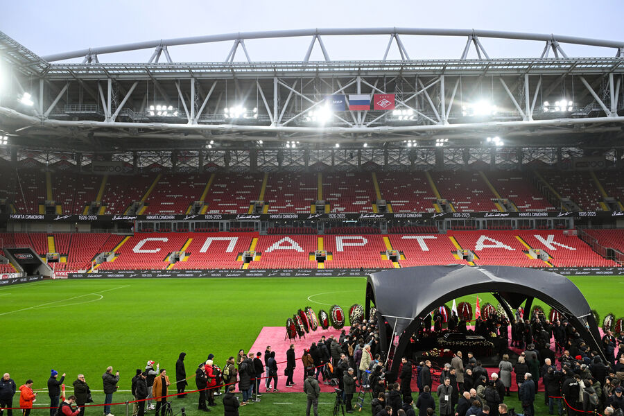 На&nbsp;церемонии прощания с&nbsp;олимпийским чемпионом 1956&nbsp;года в&nbsp;составе сборной СССР по&nbsp;футболу Никитой Симоняном на&nbsp;стадионе &laquo;Лукойл Арена&raquo; в&nbsp;Москве, 27&nbsp;ноября 2025&nbsp;года