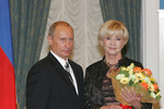 Президент России Владимир Путин награждает Веру Алентову орденом Почета, 2007&nbsp;год