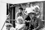 На съемочной площадке фильма «Неприкаянные», 1961 год. Первый ряд, слева направо: Монтгомери Клифт, Мэрилин Монро, Кларк Гейбл. Задний ряд, слева направо: Илай Уоллак, драматург Артур Миллер и режиссер Джон Хьюстон