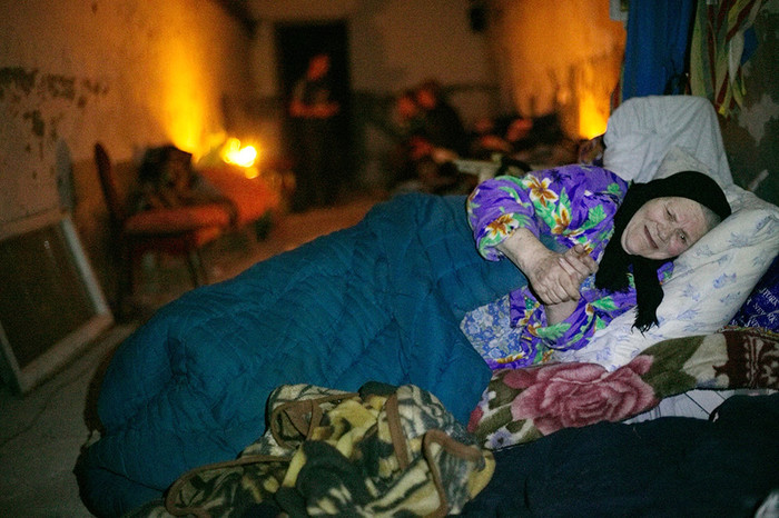 Жительница Горловки в бомбоубежище