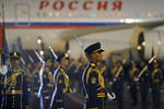 Военнослужащие почетного караула во время церемонии встречи президента России Владимира Путина в&nbsp;аэропорту Каира