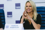 Памела Андерсон во время пресс-конференции в Москве 