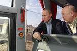 Председатель правительства России Владимир Путин и губернатор Нижегородской области Валерий Шанцев в поселке Верхняя Верея, 2010 год