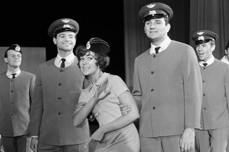 Эдита Пьеха (на первом плане в&nbsp;центре) во время выступления, 1966&nbsp;год