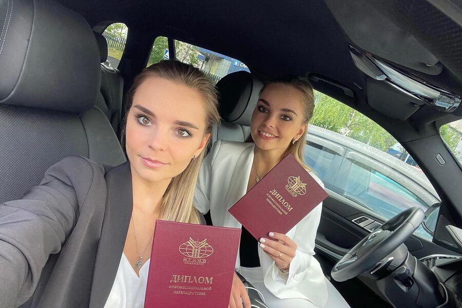 Дина и Арина Аверины с&nbsp;дипломами МГИМО, лето 2023&nbsp;года