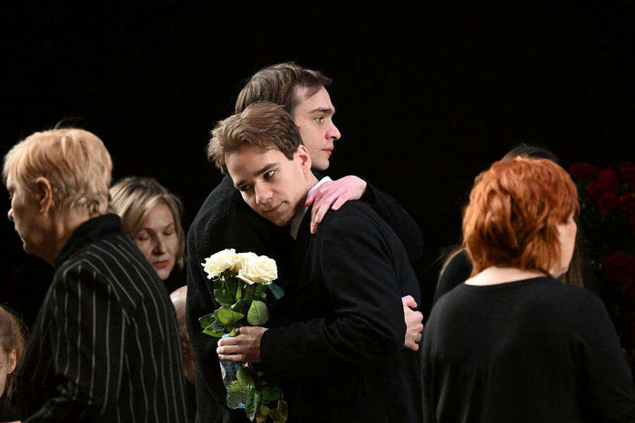 Сыновья Евгении Добровольской Николай Ефремов (слева) и Ян Бойко на&nbsp;церемонии прощания с&nbsp;актрисой в&nbsp;МХТ имени Чехова, 14&nbsp;января 2025&nbsp;года