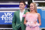 Президент Всероссийской федерации фиджитал спорта, олимпийский чемпион по спортивной гимнастике Никита Нагорный и с женой Дарьей на фестивале VK Fest 2025 в Москве, 19 июля 2025 года