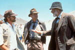 <b>«Индиана Джонс и последний крестовый поход» (1989)</b>
<br><br>
В «Последнем крестовом походе» Коннери составил блестящий актерский дуэт с Харрисоном Фордом (которого, кстати, в свое время продвигали на роль сменщика британца в бондиане), сыграв отца главного героя.
<b>На фото:</b> режиссер Стивен Спилберг, актеры Харрисон Форд и Шон Коннери на съемках фильма