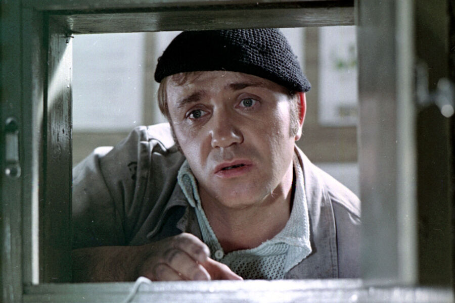 <b>&laquo;Афоня&raquo; (1975)</b>
<br><br>
Редкая комедия Данелии, снятая им по&nbsp;чужому сценарию &mdash; текст писал Александр Бородянский, наиболее известный по&nbsp;&laquo;Курьеру&raquo; Карена Шахназарова. Главную роль в&nbsp;проекте мог исполнить Владимир Высоцкий, но досталась она Леониду Куравлеву &mdash; и стала, пожалуй, наиболее знаковой в&nbsp;карьере актера. Саундтрек к&nbsp;фильму о&nbsp;непутевом сантехнике создала группа &laquo;Машина времени&raquo; &mdash; для&nbsp;коллектива это был дебют в&nbsp;кино.