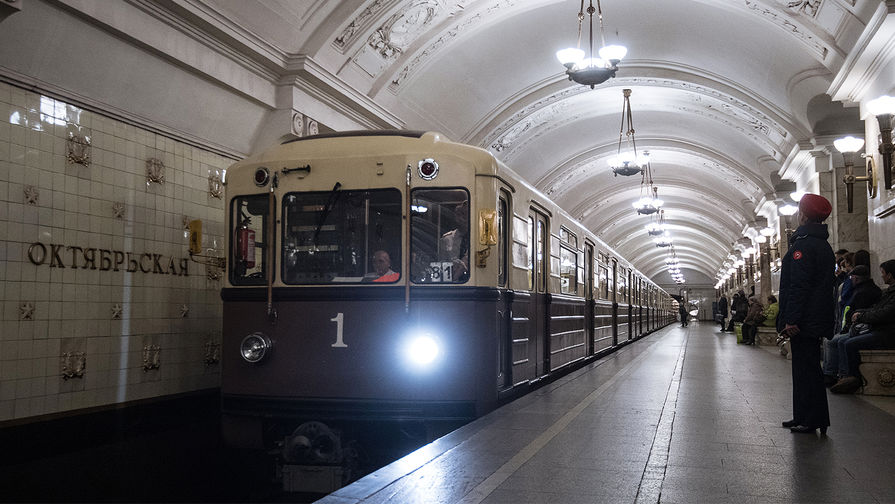 Ретропоезд &laquo;Сокольники&raquo; во время парада поездов на&nbsp;Кольцевой линии московского метро, 13&nbsp;мая 2017&nbsp;года