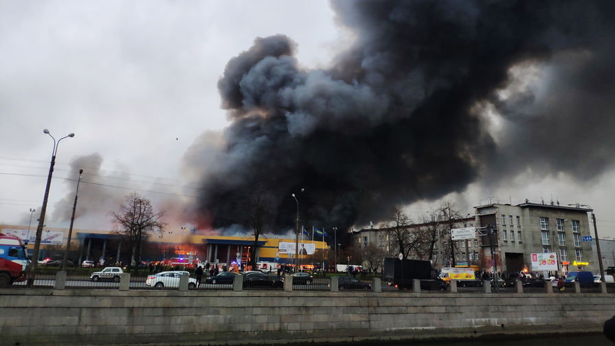 Во время пожара в&nbsp;гипермаркете &laquo;Лента&raquo; на&nbsp;Набережной Обводного канала в&nbsp;Санкт-Петербурге, 10 ноября 2018 года