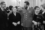 Лидер кубинской революции Фидель Кастро ( в центре) во время приема в Кремле. Вторая справа - жена первого секретаря ЦК КПСС Никиты Хрущева Нина Петровна, третий справа - советский военачальник Семен Буденный, 1964 год