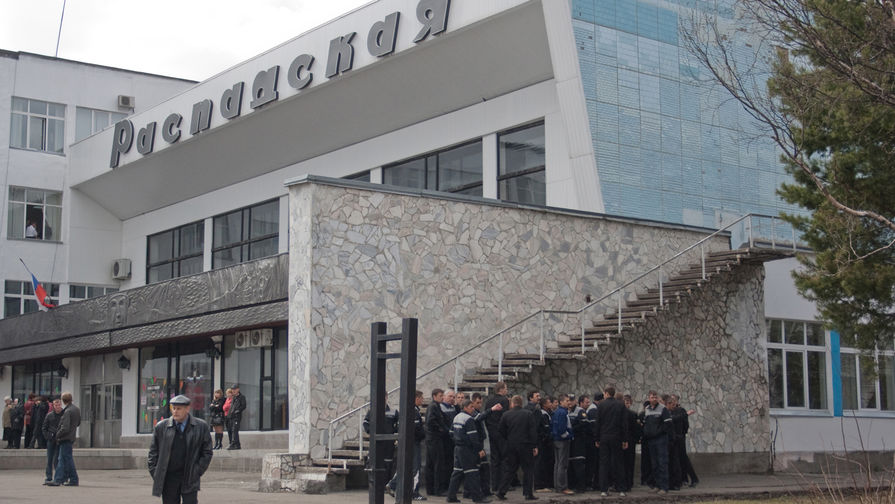 На территории шахты «Распадская», где произошли взрывы, 9 мая 2010 года