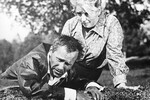 Василий Шукшин в роли Егора и Лидия Федосеева-Шукшина в роли Любы в фильме «Калина красная» (1973)