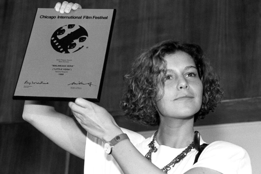 Наталья Игоревна Негода c наградой &laquo;Серебряный Хьюго&raquo; в&nbsp;номинации &laquo;Лучшая женская роль&raquo; в&nbsp;фильме &laquo;Маленькая Вера&raquo; на&nbsp;международном кинофестивале в&nbsp;Чикаго, 1989&nbsp;год