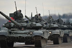 Танки Т-90А механизированной колонны войск Московского гарнизона Центрального военного округа во время тренировки к военному параду, посвященному 71-й годовщине победы в Великой Отечественной войне, на подмосковном полигоне в Алабино