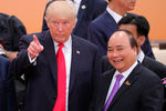 Президент США Дональд Трамп (слева) и премьер-министр Вьетнама Нгуен Суан Фук перед началом третьего заседания глав делегаций государств – участников «Группы двадцати», приглашенных государств и международных организаций в Гамбурге, 8 июля 2017 года