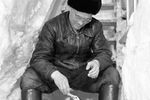 Географ советской экспедиции в Антарктиде кормит пингвинов, 1957 год