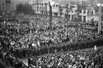 Кордон литовской полиции, который разделяет митингующих у Верховного Совета Литвы в Вильнюсе, 12 января 1991 года