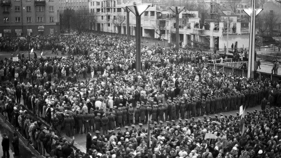 Кордон литовской полиции, который разделяет митингующих у&nbsp;Верховного Совета Литвы в&nbsp;Вильнюсе, 12&nbsp;января 1991&nbsp;года