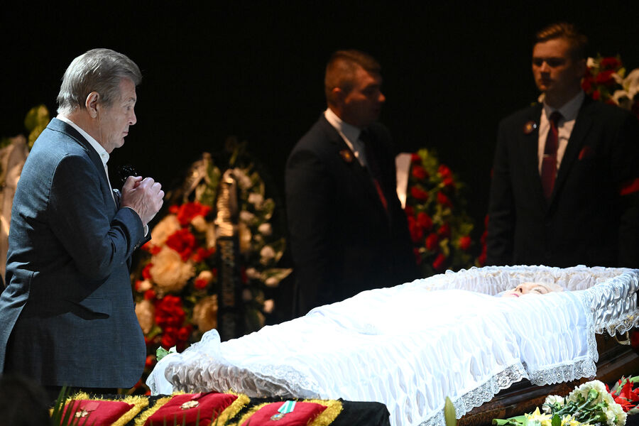 Певец Лев Лещенко на&nbsp;церемонии прощания с&nbsp;Ириной Мирошниченко в&nbsp;театре МХТ им. Чехова, 7&nbsp;августа 2023&nbsp;года