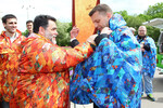 Председатель наблюдательного совета компании Bosco di Ciliegi Михаил Куснирович и тележурналист Леонид Парфенов во время воскресника, проходящего в рамках фестиваля искусств «Черешневый лес» в Центральном Парке культуры и отдыха имени Горького, 2012 год