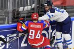 Игрок сборной России Андрей Миронов (слева) и игрок сборной Финляндии Валттери Фильппула в матче за третье место чемпионата мира по хоккею – 2017