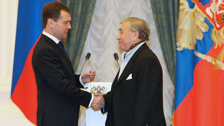 2009 год. Дмитрий Медведев вручает орден «За заслуги перед Отечеством» 4-й степени артисту Михаилу Светину на церемонии награждения в Екатерининском зале Кремля