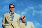 <b>«Близнецы» (1988)</b>
<br><br>
В культовой картине Дэнни Де Вито блестяще сыграл в дуэте с Арнольдом Шварценеггером. Актеры воплотили непохожих близнецов Джулиуса (Шварценеггер) и Винсента (Де Вито), которые появились на свет в результате эксперимента генетиков, были воспитаны в разных условиях и никогда не были знакомы. И вот – выросший в семье профессора образованный Джулиус узнает, что у него есть брат. Им оказывается воспитанный с монастырском приюте Винсент, который сбежал оттуда, соблазнив монахиню, и с тех пор ведет жизнь мелкого мошенника и прохиндея.
<br><br>
Поскольку для Шварценеггера это была первая роль в полноценной комедии, актер предложил сомневавшейся в нем студии не выплачивать гонорар — а в качестве оплаты передать ему часть выручки от проката. Так же поступили Дэнни Де Вито и режиссер картины Айвэн Райтман. Бокс-офис составил $216 млн (в то время как бюджет фильма — $15 млн). И практически 40% от этой суммы получили два актера и режиссер.
