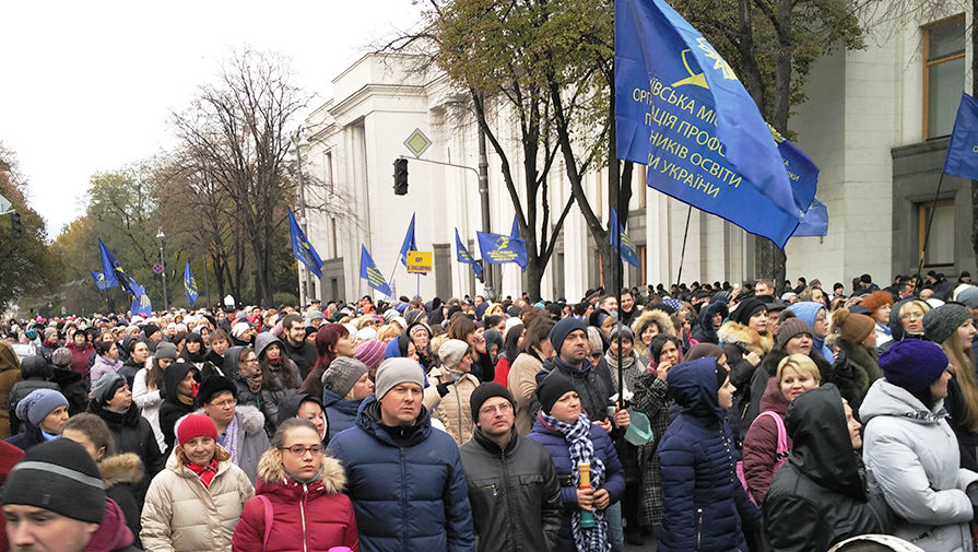 Участники митинга против высоких тарифов и за&nbsp;повышение зарплат педагогам у&nbsp;здания Верховной рады в&nbsp;Киеве