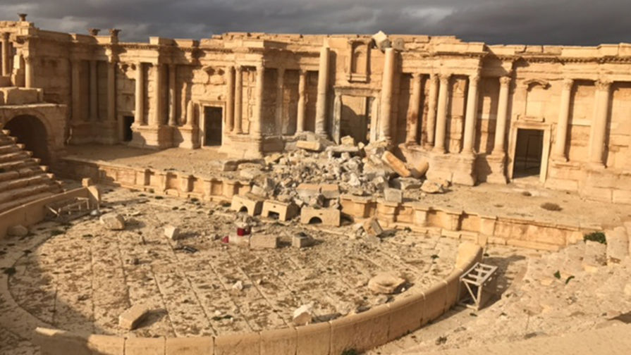 Римский амфитеатр в&nbsp;исторической части сирийской Пальмиры, 2&nbsp;марта 2017&nbsp;года