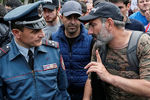 Лидер армянской оппозиции Никол Пашинян во время общения с полицейским на митинге в Ереване, 29 апреля 2018 года