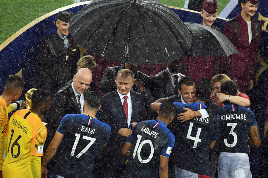 Президент РФ Владимир Путин (в центре) на&nbsp;церемонии награждения победителей чемпионата мира по&nbsp;футболу FIFA 2018&nbsp;года на&nbsp;стадионе &laquo;Лужники&raquo;. Слева от президента РФ&nbsp;- президент ФИФА Джанни Инфантино, справа налево: президент Хорватии Колинда Грабар-Китарович и президент Франции Эммануэль Макрон, Москва, 15&nbsp;июля 2018