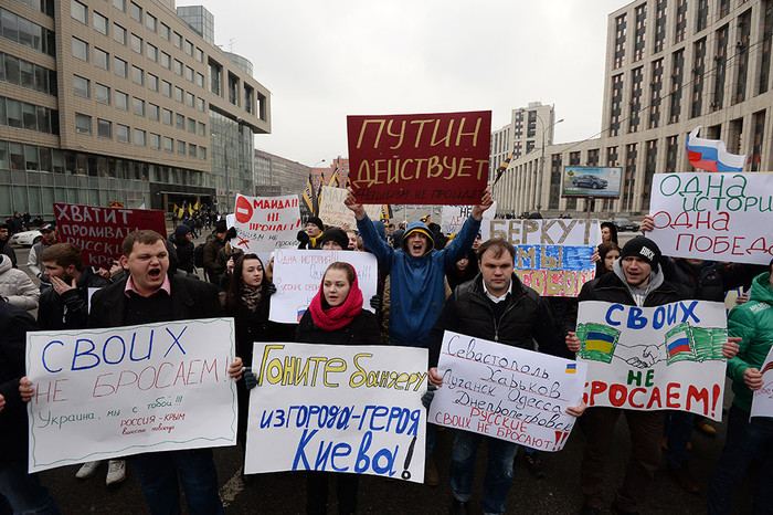 Участники молодежных и ветеранских патриотических организаций во время шествия в Москве в поддержку соотечественников на Украине
