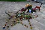 Свечи памяти о погибших при обстреле администрации Луганска