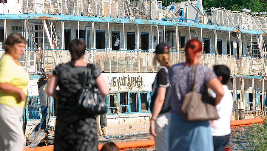 Теплоход «Булгария» на мели в плавдоке ремонтной базы поселка Затон имени Куйбышева