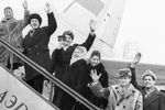 Людмила Белоусова, Олег Протопопов и другие советские фигуристы перед отлетом на соревнования, 1964