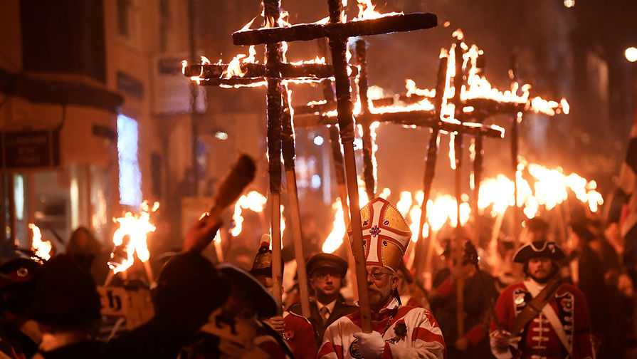 В британском Льюисе во время Ночи Гая Фокса, 5 ноября 2019 год