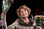 Актриса Валентина Талызина на церемонии чествования в честь 80-летнего юбилея на сцене театра им. Моссовета, 2015 год 