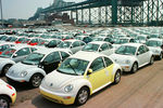 New Beetle выпускался с 1998 по 2010 год. Внешний вид и название являются отсылкой к Volkswagen Beetle, однако, в отличие от классического Beetle, у New Beetle двигатель был расположен спереди, а багажник сзади. На фото: новый Volkswagen Beetle на стоянке в Бостоне, США, 1998 год