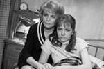 Татьяна Доронина в роли Нади и Наталья Тенякова в роли Лиды в фильме Георгия Натансона «Старшая сестра» по сценарию Александра Володина, 1966 год