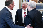 Министр иностранных дел РФ Сергей Лавров, президент США Дональд Трамп и посол РФ в США Сергей Кисляк во время встречи в Белом доме