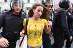 Задержание участника несанкционированного митинга на Тверской улице в Москве