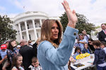 Первая леди Меланья Трамп во время ежегодного фестиваля катания пасхальных яиц на лужайке у Белого дома, 22 апреля 2019 года